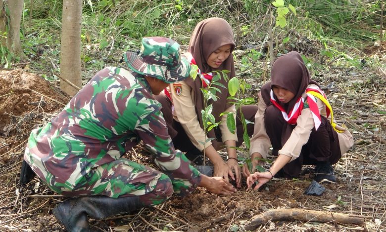 Ciptakan Lingkungan Asri, TNI Bersama Komponen Masyarakat Tanam Ratusan Pohon Di Desa Kutosari Pekalongan