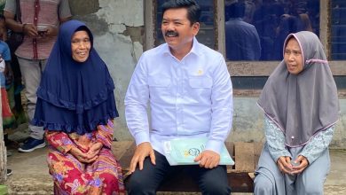 Menteri ATR/BPN Bagikan Sertifikat Ke Warga Kabupaten Pekalongan